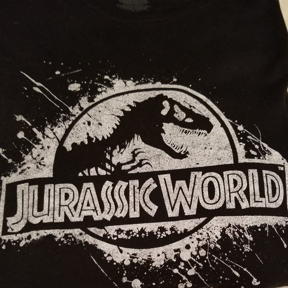 Jurassic World Black short sleeve shirt sz Large